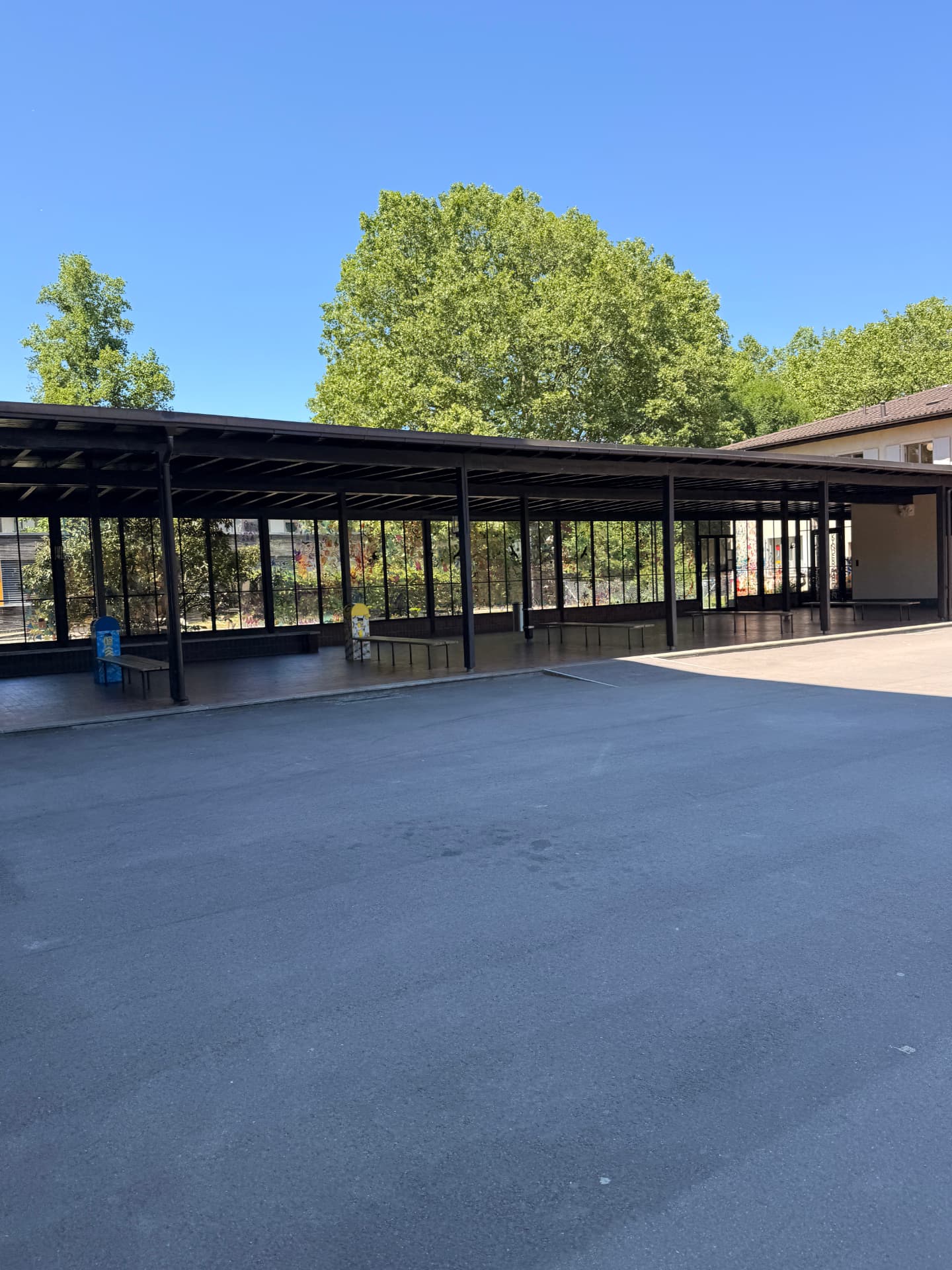 Gedeckte Pausenhalle als Wetterschutz